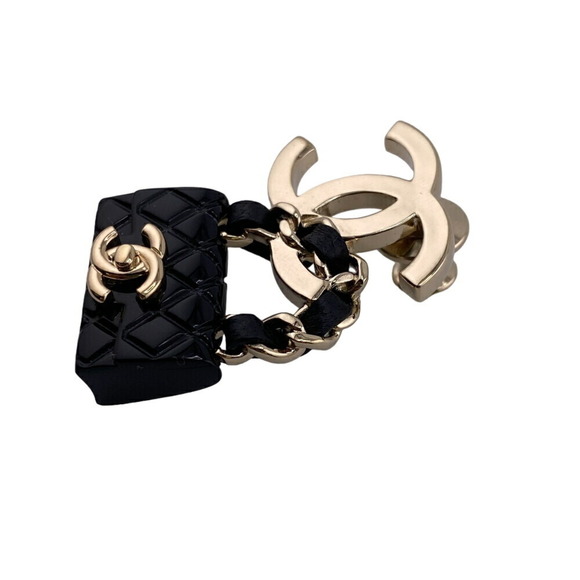 CHANEL Matelasse Turnlock Brooch Black B23C - Picture 4 of 9